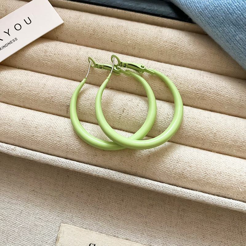 Pendientes de anillo redondo lisante de aguja de plata Pendientes de dopamina de temperamento de nicho femenino Pendientes femeninos Joyas de sentido avanzado de nicho