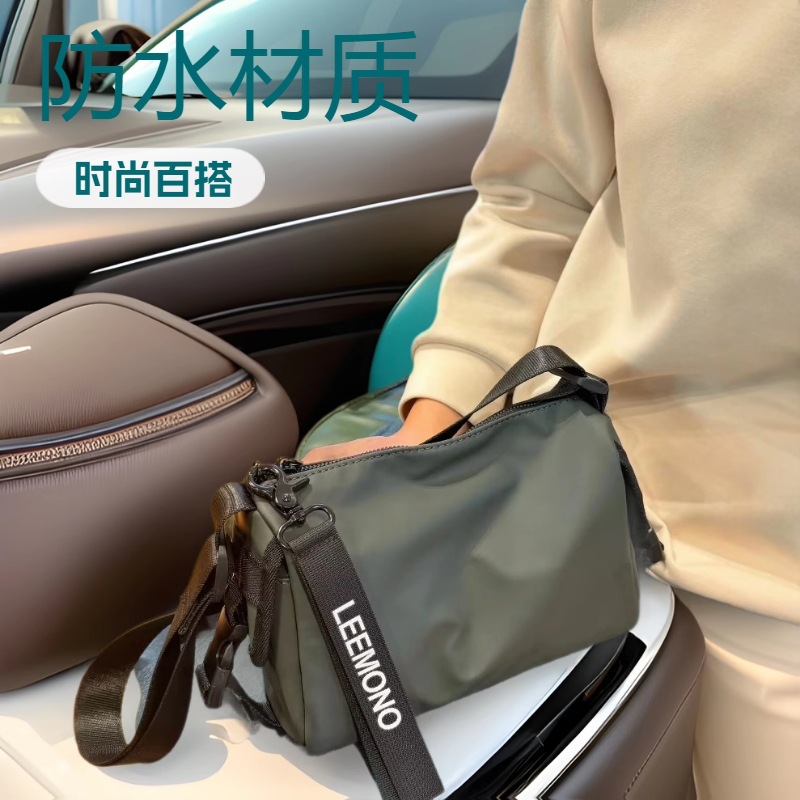 轻便防水单肩斜挎包女2025新款枕头包休闲时尚百搭通勤包小包包