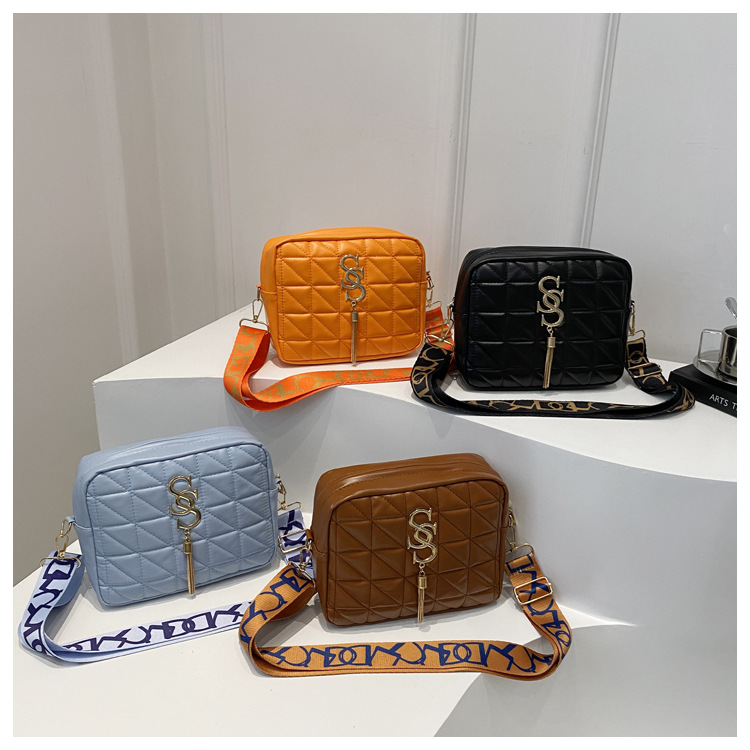 A simple and fashionable single-shoulder women's bag with diamond-shaped embroidery thread in 2024, a fresh and stylish crossbody bag with a trendy and fashionable small square style undefined