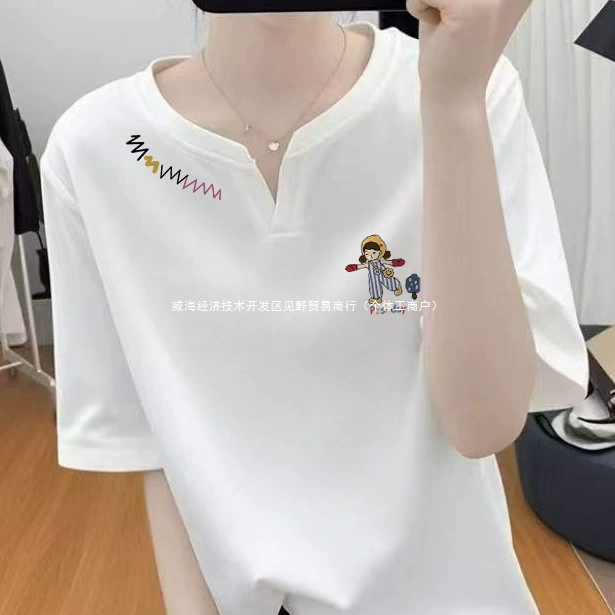 Женская хлопковая футболка с V-образным вырезом и коротким рукавом, лето 2025, новая популярная белая свободная простая универсальная футболка с коротким рукавом