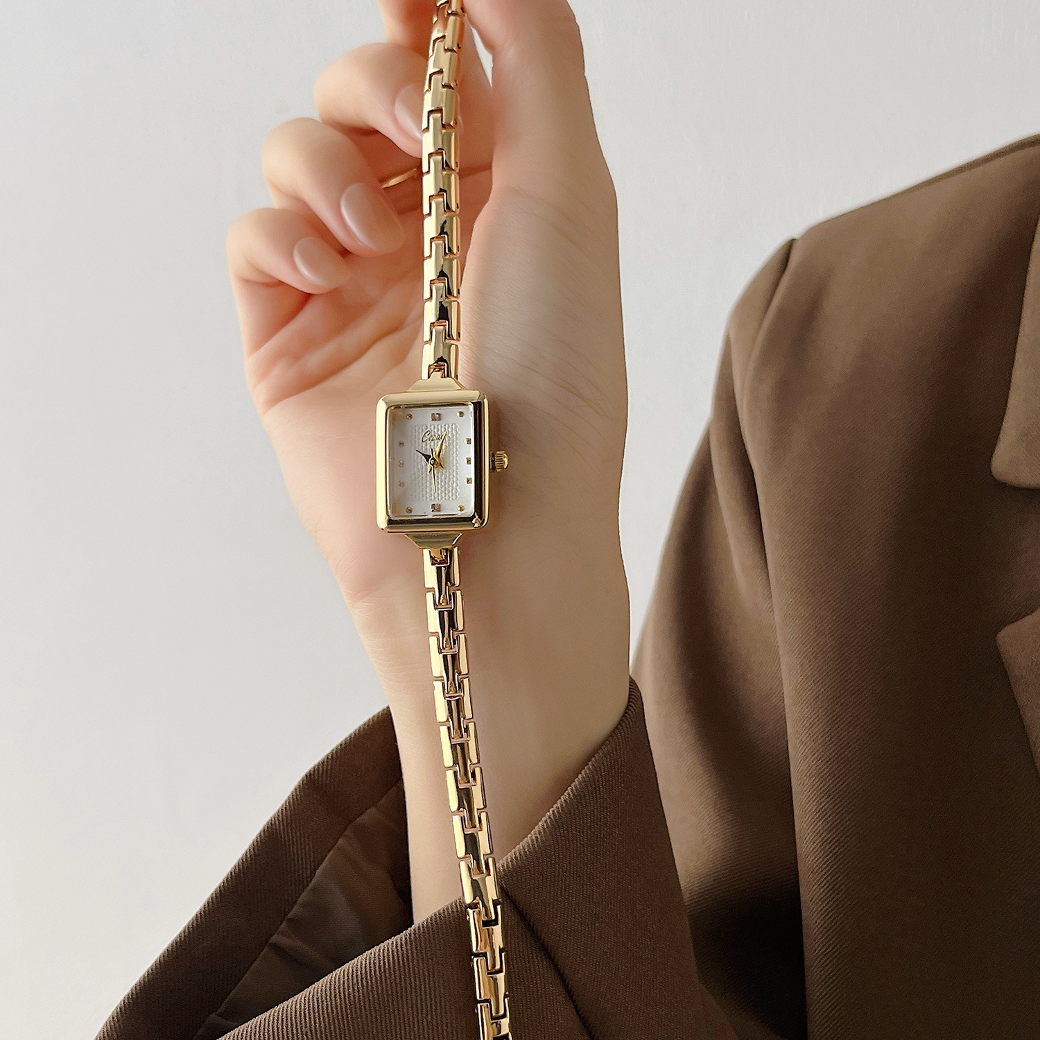 Vintage Small Retro Gold Watch Quartz Movement Rectangular Light Luxury Design Men's Watch_voghion.com