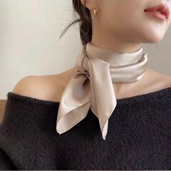 韓国の百合の経典の純色のシミュレーションのシルクのスカーフの女性の高い顔の価値の職業の装飾の小さいスカーフの気質のスカーフの女性