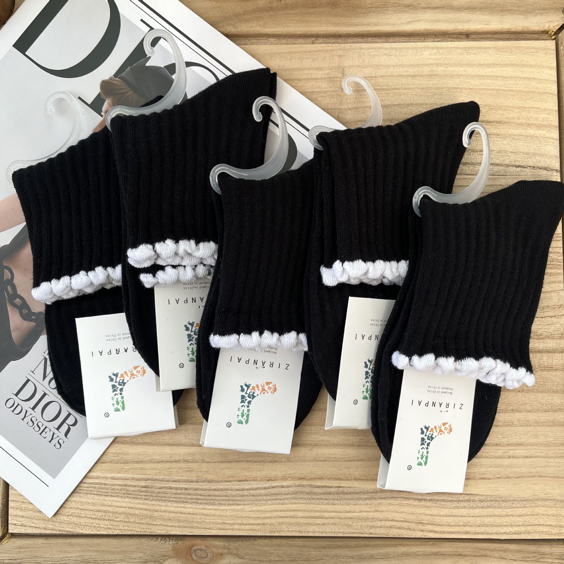 G033 검은색 양말과 흰색 거품 입