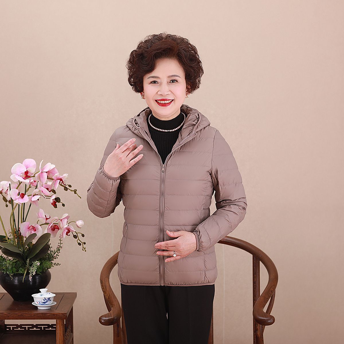 Chaqueta de pluma transfronteriza ligera y delgada nueva dama de mediana edad madres con chaqueta corta con capuzas más grasa MM gruesa