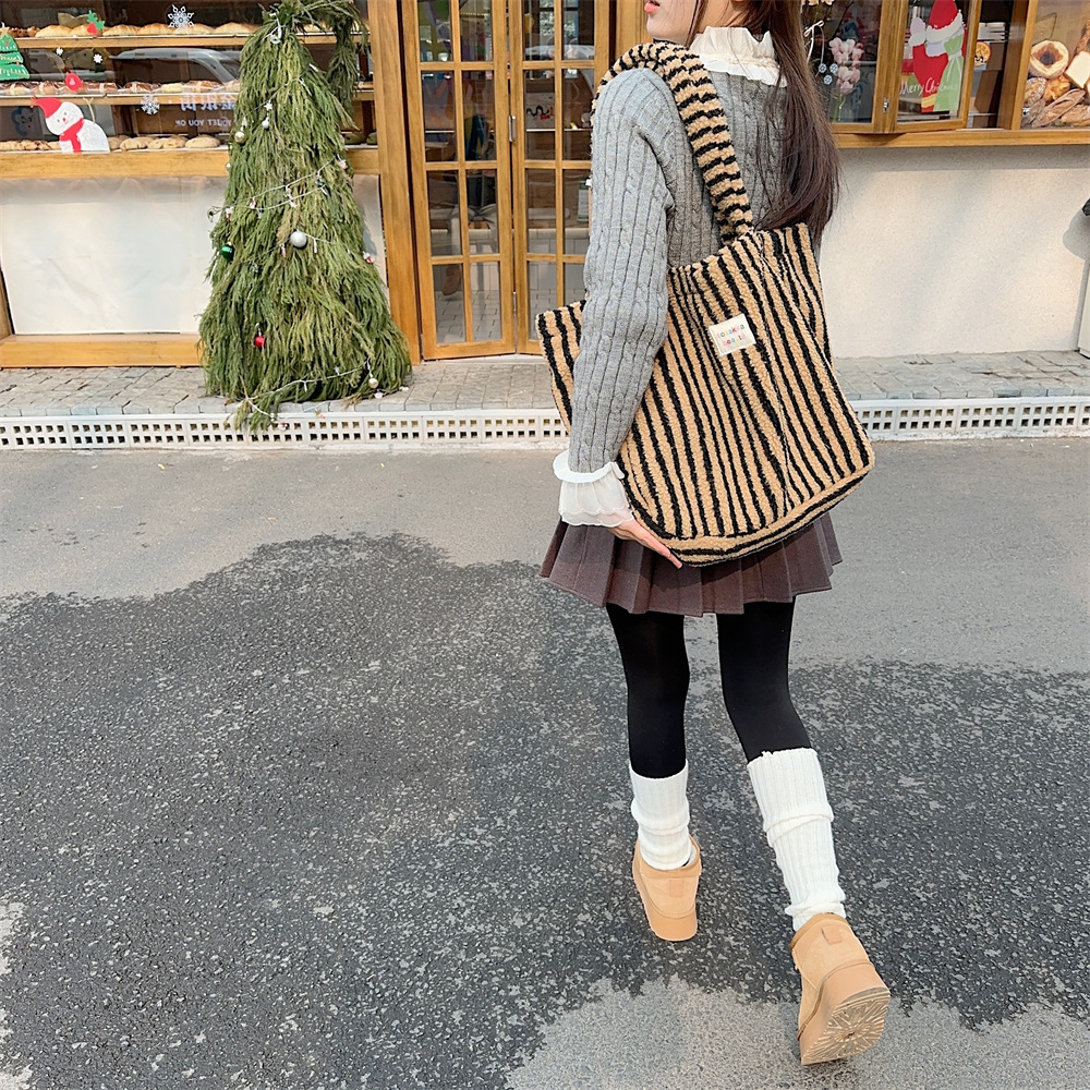 31231 Autumn and Winter New plush polka dot bag, women's hand-held bag, shoulder bag, large-capacity fluffy college student class bag undefined