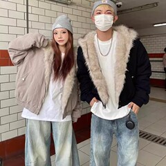 冬の座敷の山の彫刻は帽子の襟の綿入れの服の男性のアメリカ式の復古の構造のゆったりしていることを覆います。