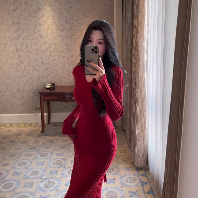 In the early autumn of 2024, Yujie wore a high-class formal occasion temperament red V-neck long sleeve knitted dress