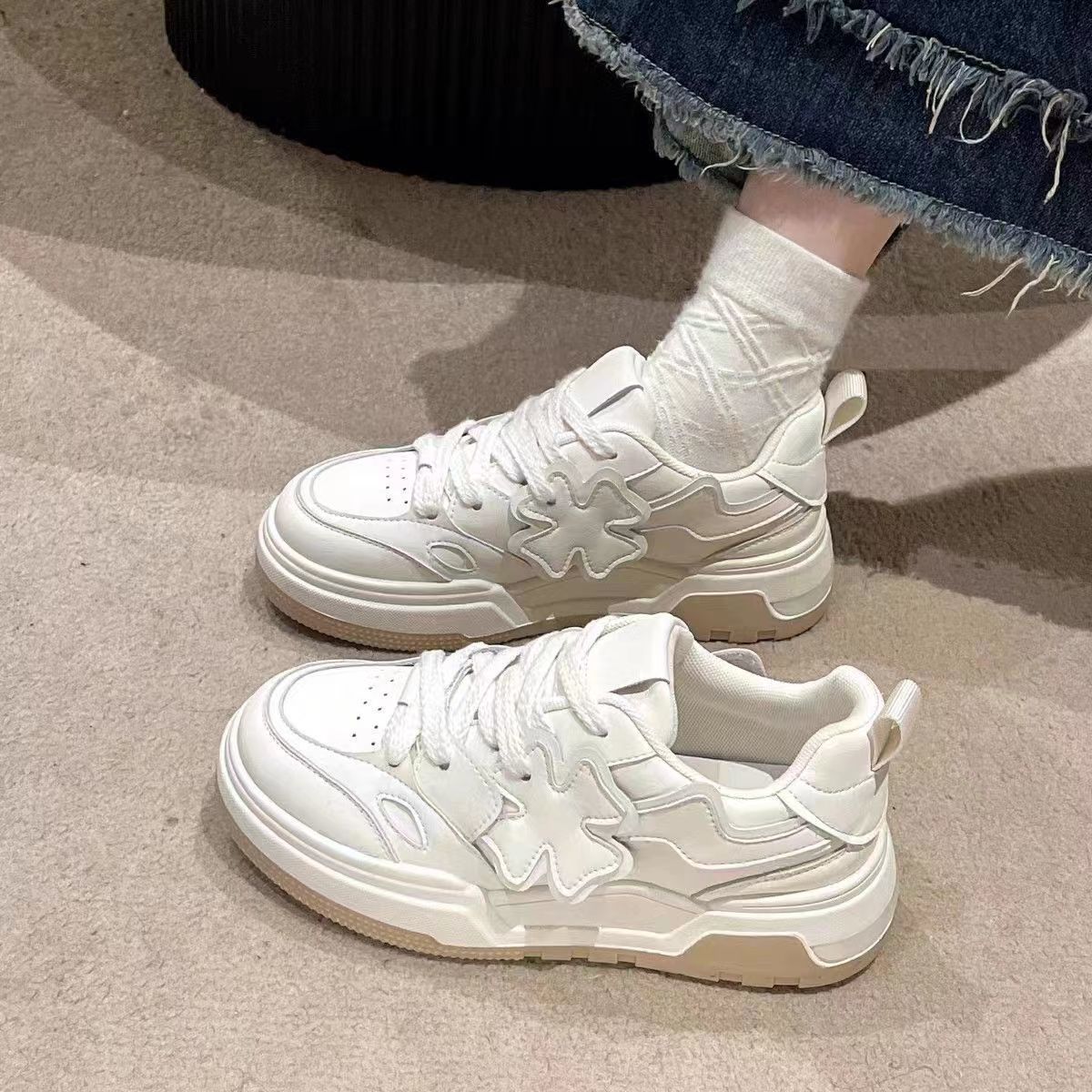 Zapatos de cereza de cuatro hojas niños 2024 estrellas con zapatos blancos de fondo grueso para mujeres zapatos deportivos casuales