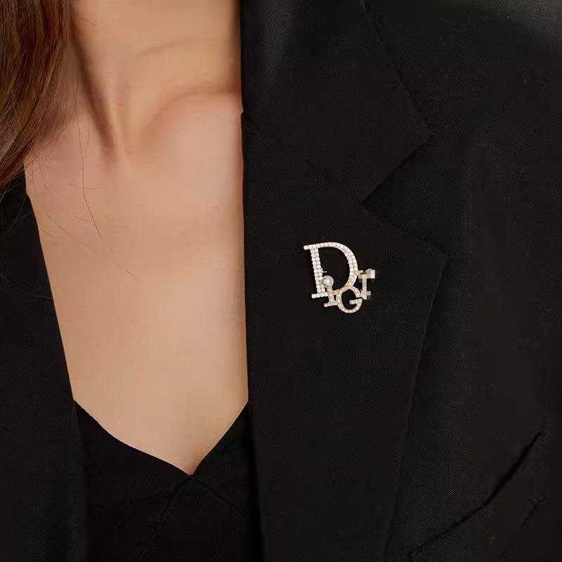 Nuevo estilo de Chanel broche de la letra de gama alta de las mujeres elegantes perla ramillete exquisito anti-exposición pin traje Accesorios