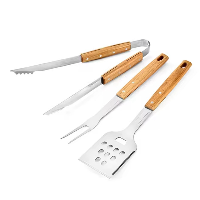 Spot fabricante de herramientas de barbacoa de acero inoxidable juego de pinzas de pala de mango de madera para barbacoa al aire libre juego completo