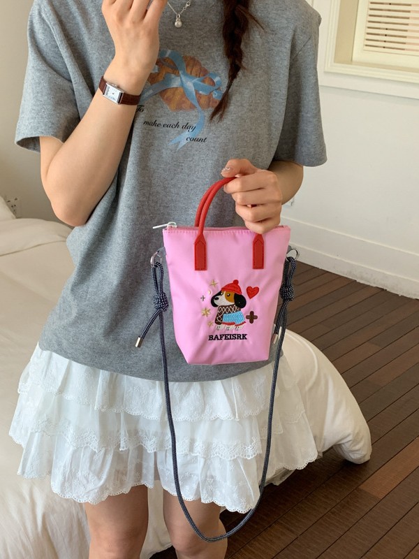 2026 nuevo estilo de alto nivel de sentido perezoso viento bordado portátil tipo cubo bolso de teléfono móvil lindo tela de nylon de color sólido mochila