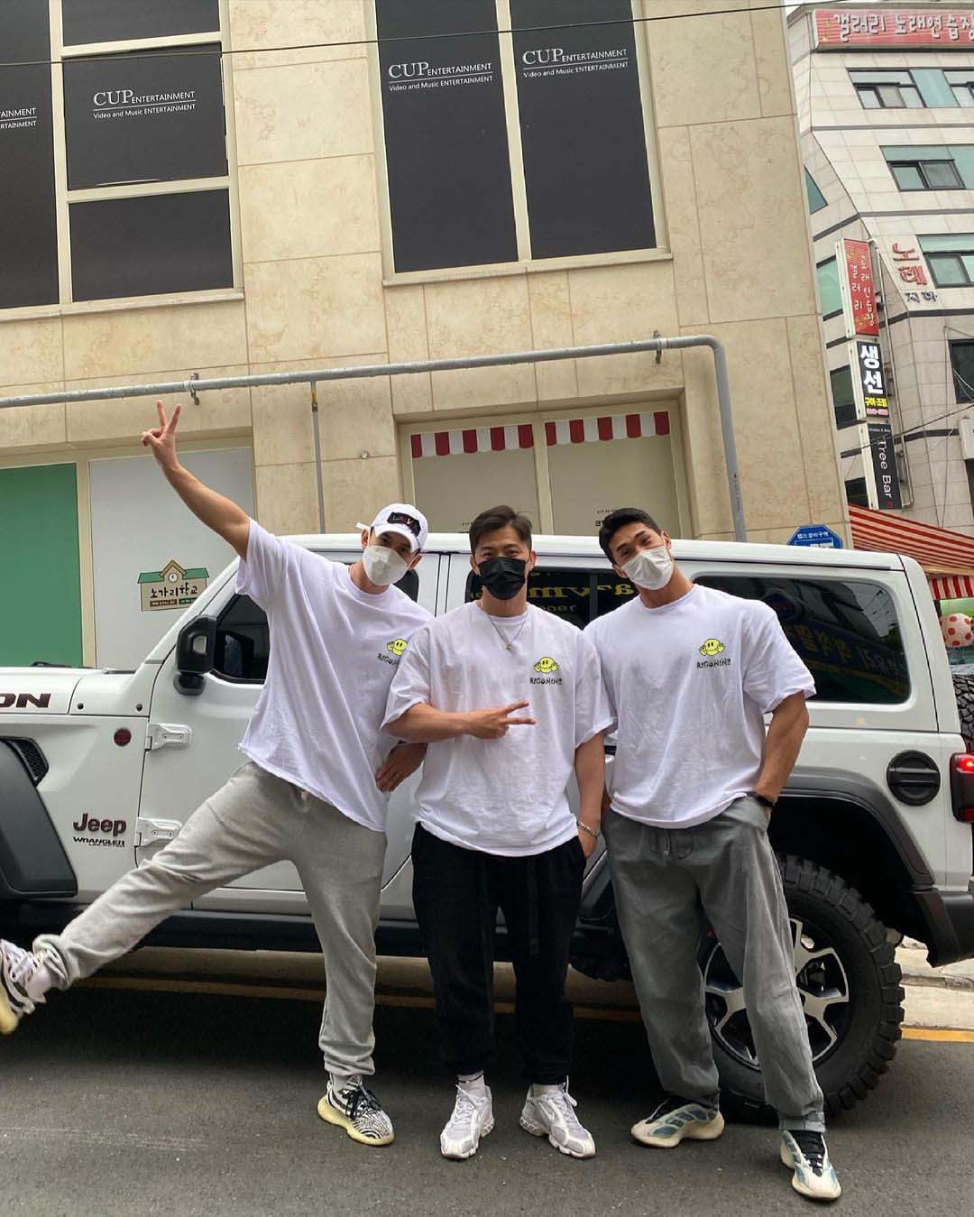 Men's Casual Printed Loose Fitting Basketball Training Shirt Short Sleeved Smiley Face T-Shirt Trendy Fitness Muscle Wearing_viptrois.com