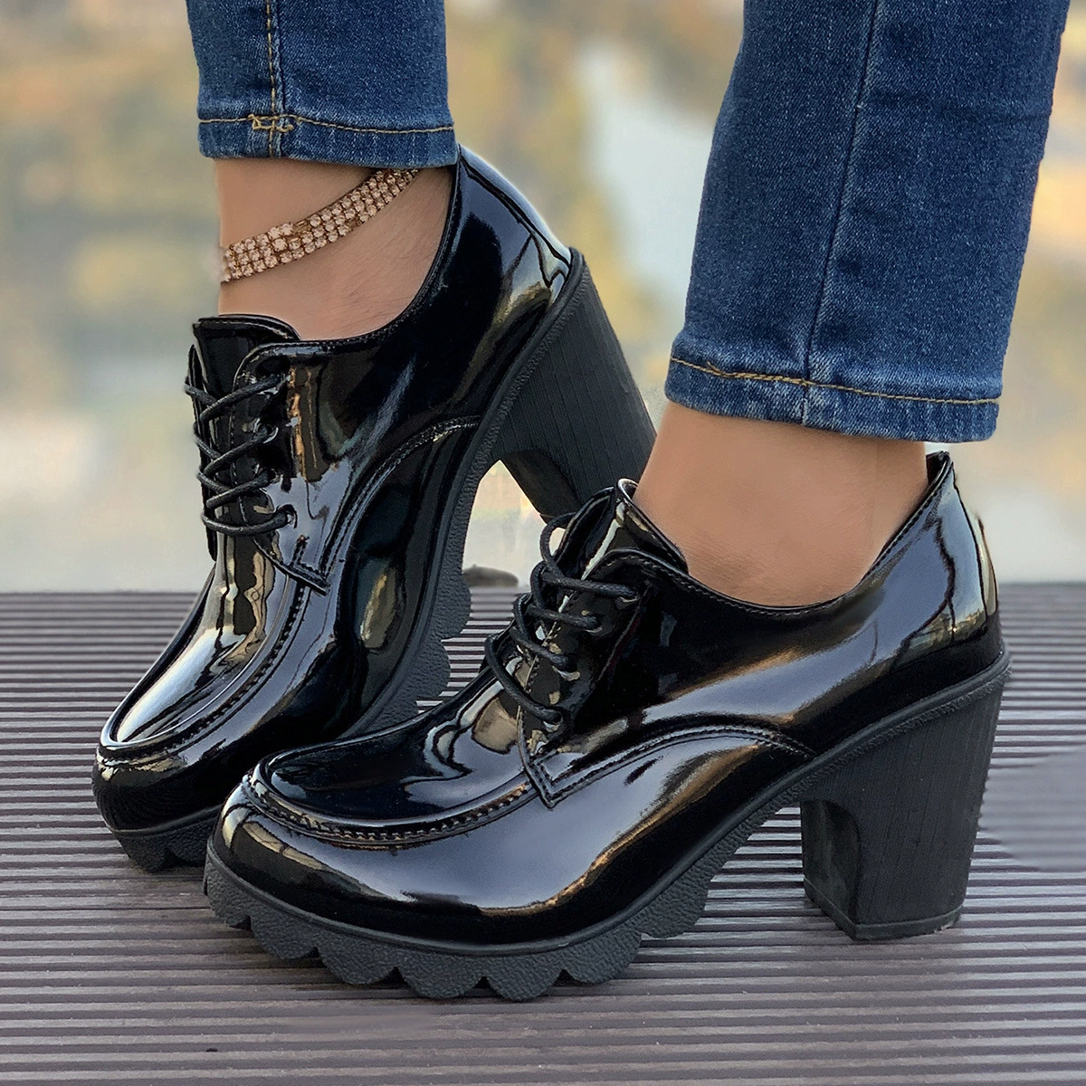 Внешняя торговля Большие размеры Однослойная обувь 2024 весна новые ретро Британские кожаные туфли в стиле ретро толстый каблук круглый носок Яркие кожаные туфли на высоком каблуке для женщин