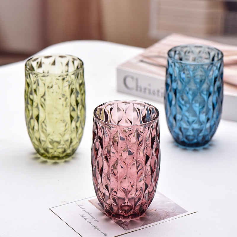 Glass engrosado color relieve taza de tinta fabricantes al por mayor taza de vino alto pie taza de vino casero taza de jugo