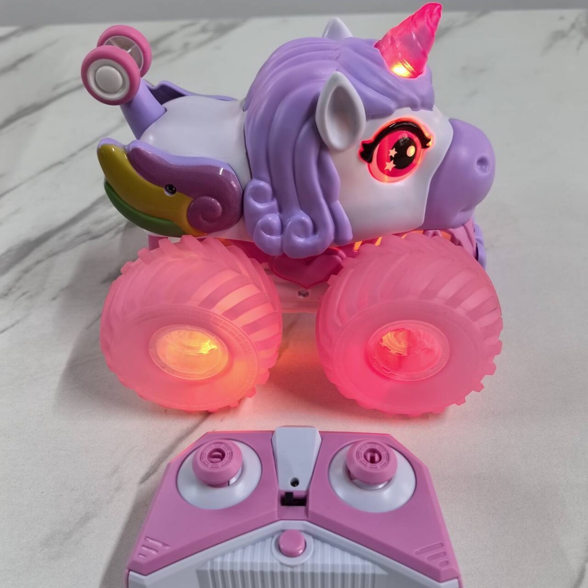 Cross-border personalizado escalada vehículo de control remoto pulverización brazo oscilante agua y tierra doble cara acrobacias chicas unicornio volcado de control remoto