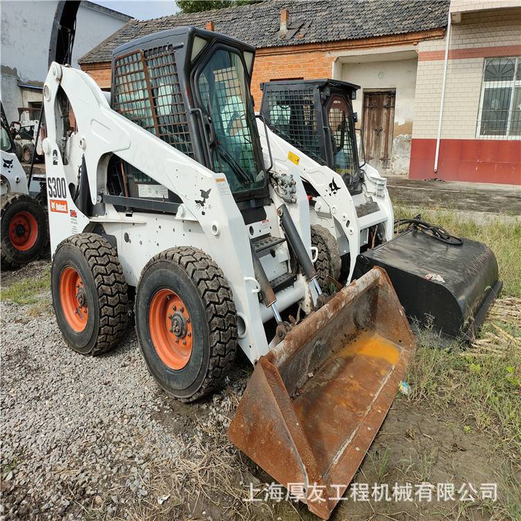 山猫300滑移式装载机 多功能铲运一体机 Bobcat S300 Loader