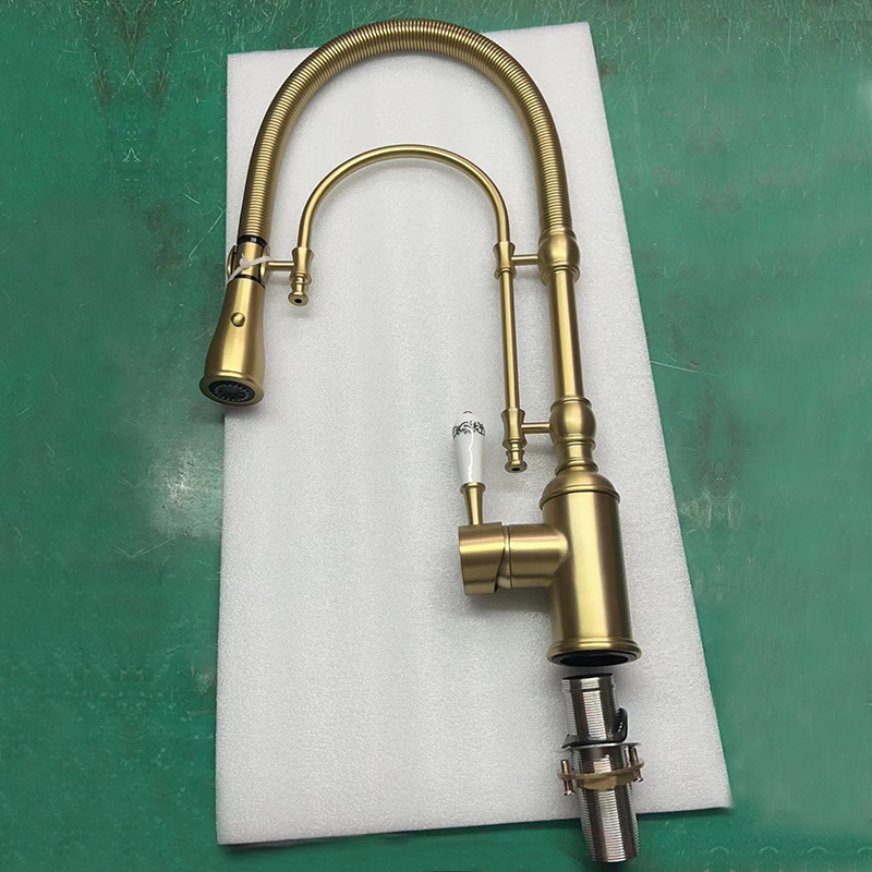 Suministro transfronterizo hogar tire primavera grifo cepillado oro caliente y fría de doble uso multi-funcional grifo de la cocina al por mayor