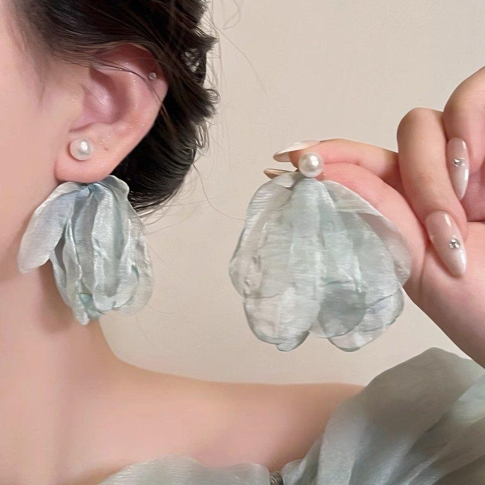 Pendientes de flores de perlas de súper hadas de verano 2025 Pendientes de alta calidad de estilo nuevo estilo caliente Pendientes de pétalos de temperamento dulce femenino