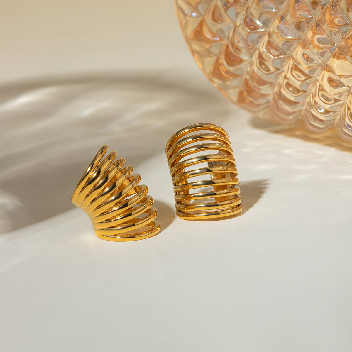Europa y los Estados Unidos transfronterizos en la personalidad simple 18k oro de acero inoxidable resorte auriculares joyas de orejas al por mayor para mujeres
