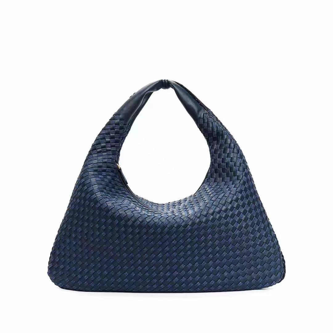 Classic retro woven capacious one-shoulder bag