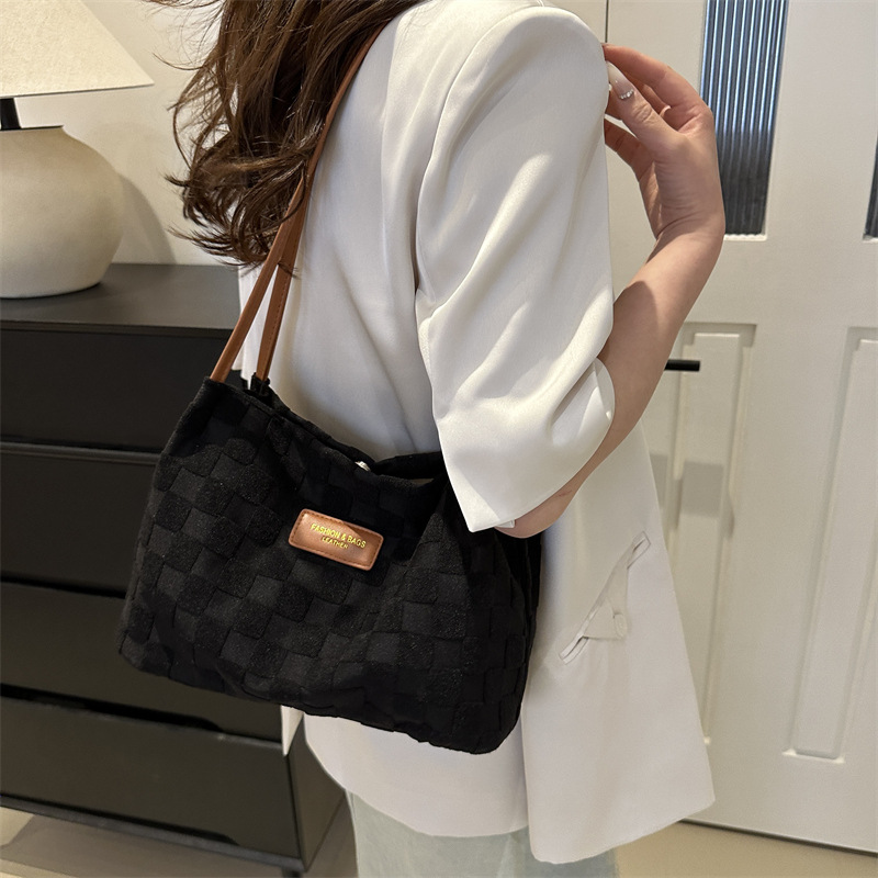 Nicho de diseño de bolsas de ajedrez para mujeres 2024 verano nuevo estilo para estudiantes de viaje al trabajo en clase de hombro único brazo bolso