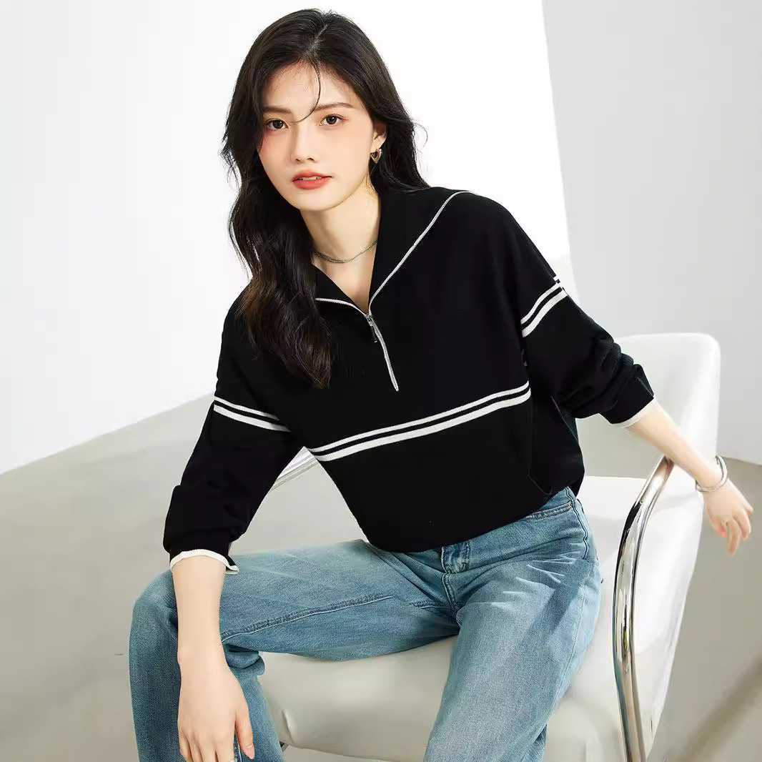 Black elegant sweater with zipper