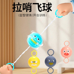 子供の回転の飛輪は歩哨のボールのおもちゃの小学生の男の子を引っ張ります。