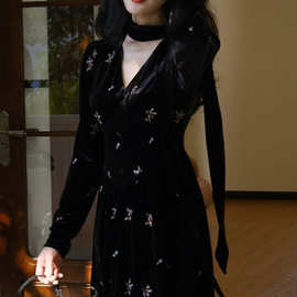 法式复古碎花丝绒连衣裙女2025秋冬气质成熟御姐修身长裙子