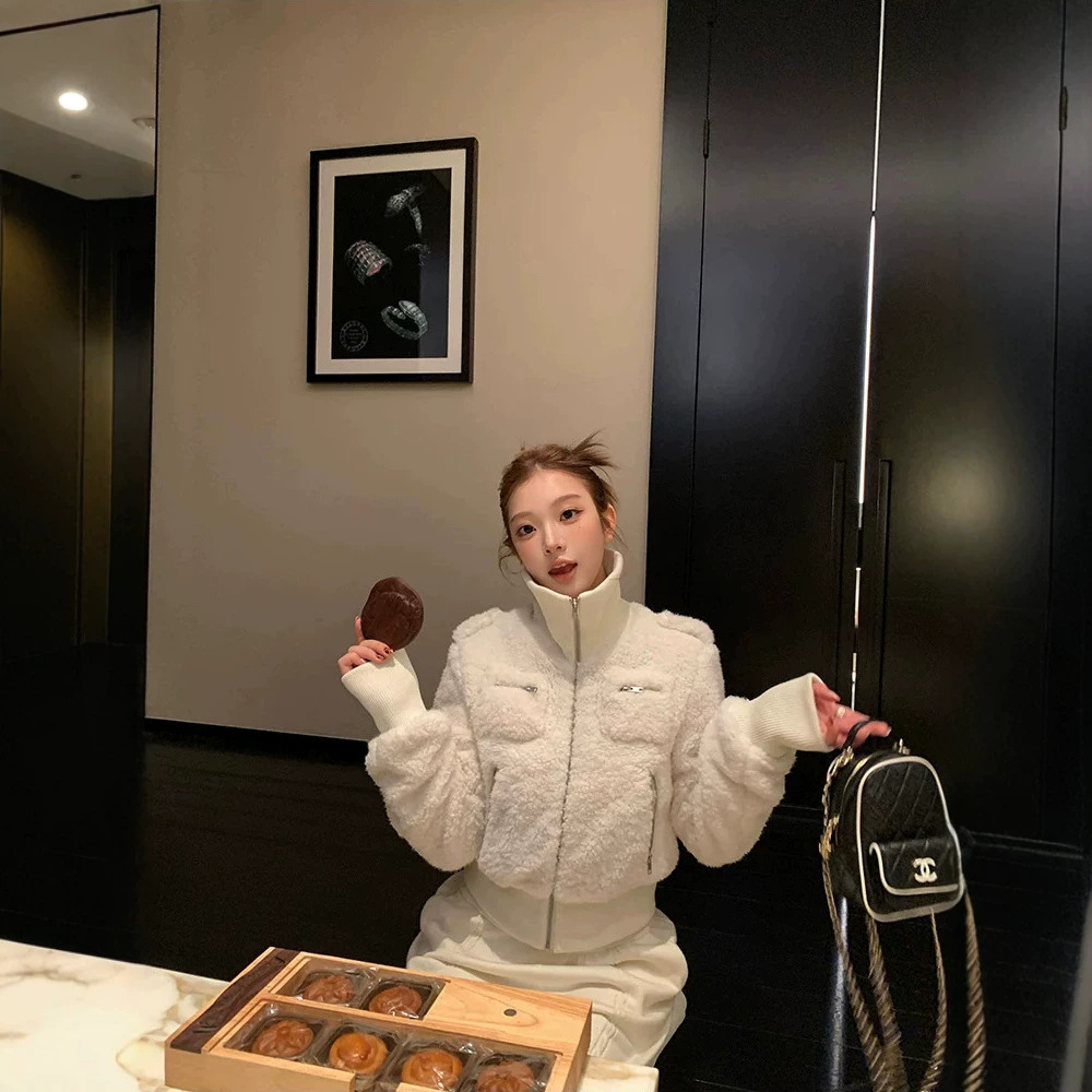 "白女松弛线"嗲糯糯托卡绒感！苣保暖环保仿羊羔毛立领外套女冬季