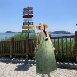 海边度假感绿色条纹吊带连衣裙女夏天巨好看宽松显瘦气质长裙