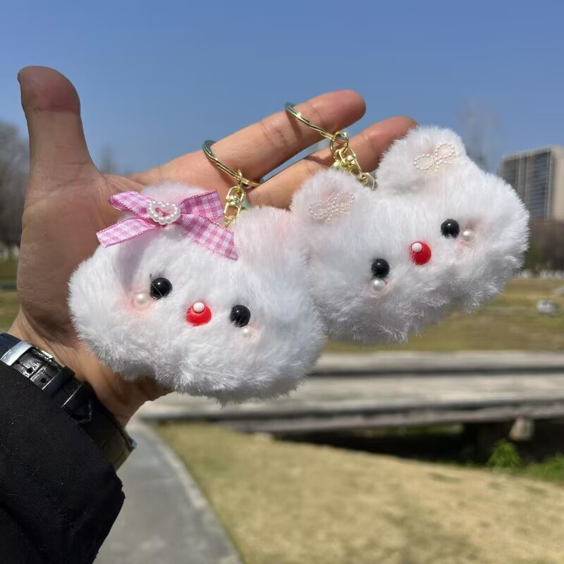 かわいい赤い本の熱い金の蝶結びのウサギはギシギシと言います。|undefined