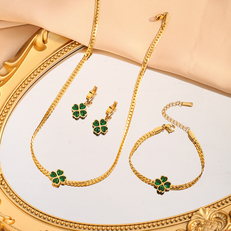 European and American Cross-border Emerald Zircon Four-leaf Clover Bracelet Women's Collarbone Necklace All-match Titanium Steel Bracelet Color-free suit