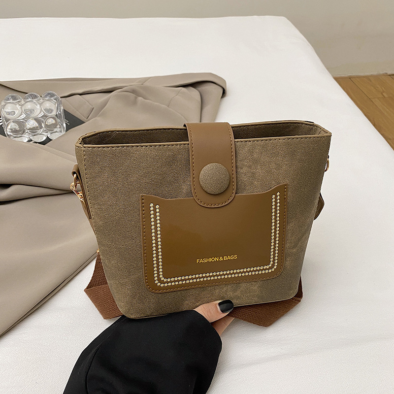 Bolso de diseño de nicho para mujeres otoño versátil 2024 nuevo estilo de moda mochila de hombro de alto valor de color