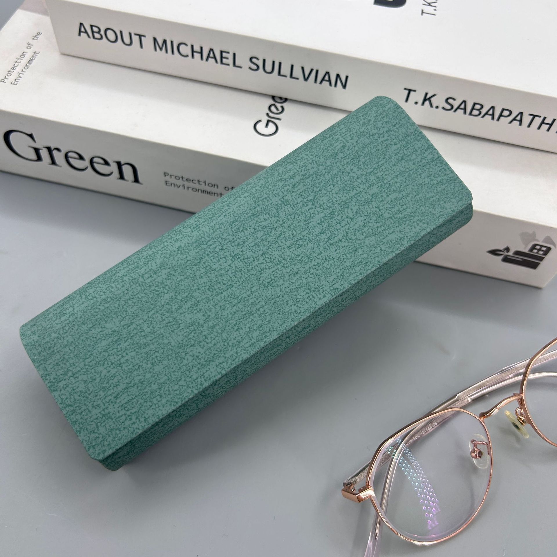 Cajas de gafas de cuero hechas a mano, cajas de almacenamiento de miopía de absorción magnética simple al por mayor, cajas de gafas de cuero mixtas transfronterizas