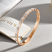 电商钛钢蛇骨手镯玫瑰金镶钻拼接时尚卡扣间钻白贝手饰轻奢风