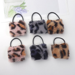 DIYのぬいぐるみのヒョウの紋様の包みはファッション的な個性の鍵を掛けてアクセサリーの部品の服装の包みの装飾品を掛けます。