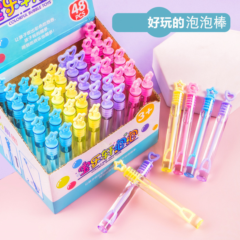 Los puestos del mercado nocturno de Yiwu empujan pequeños productos básicos, los puestos circulares, los regalos para niños de celebridades de Internet, los juguetes luminosos