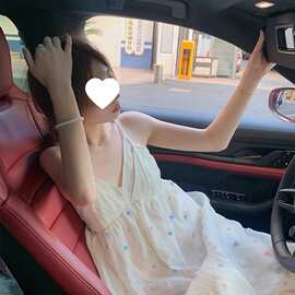 吊带裙女v领连衣裙新款初恋裙绣花夏天绝美小个子年法式2024森系