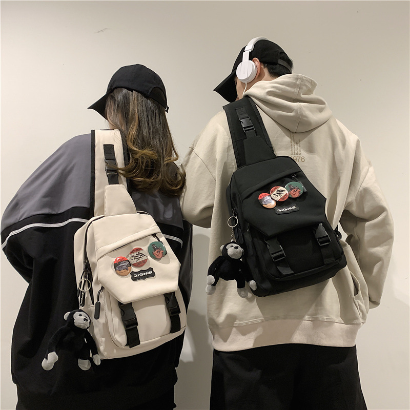 2024新款休闲大容量胸包户外百搭运动挎包防水情侣手机学生背包男