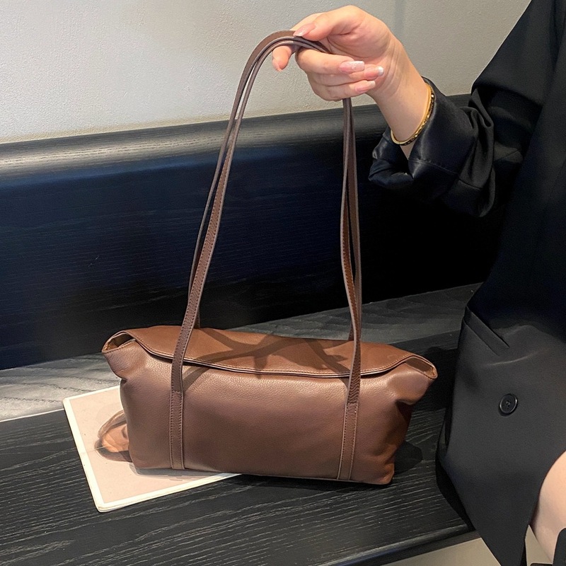 トップ牛革は自然に脇に落ちて高級な質感の女性バッグを包んでいます。|undefined