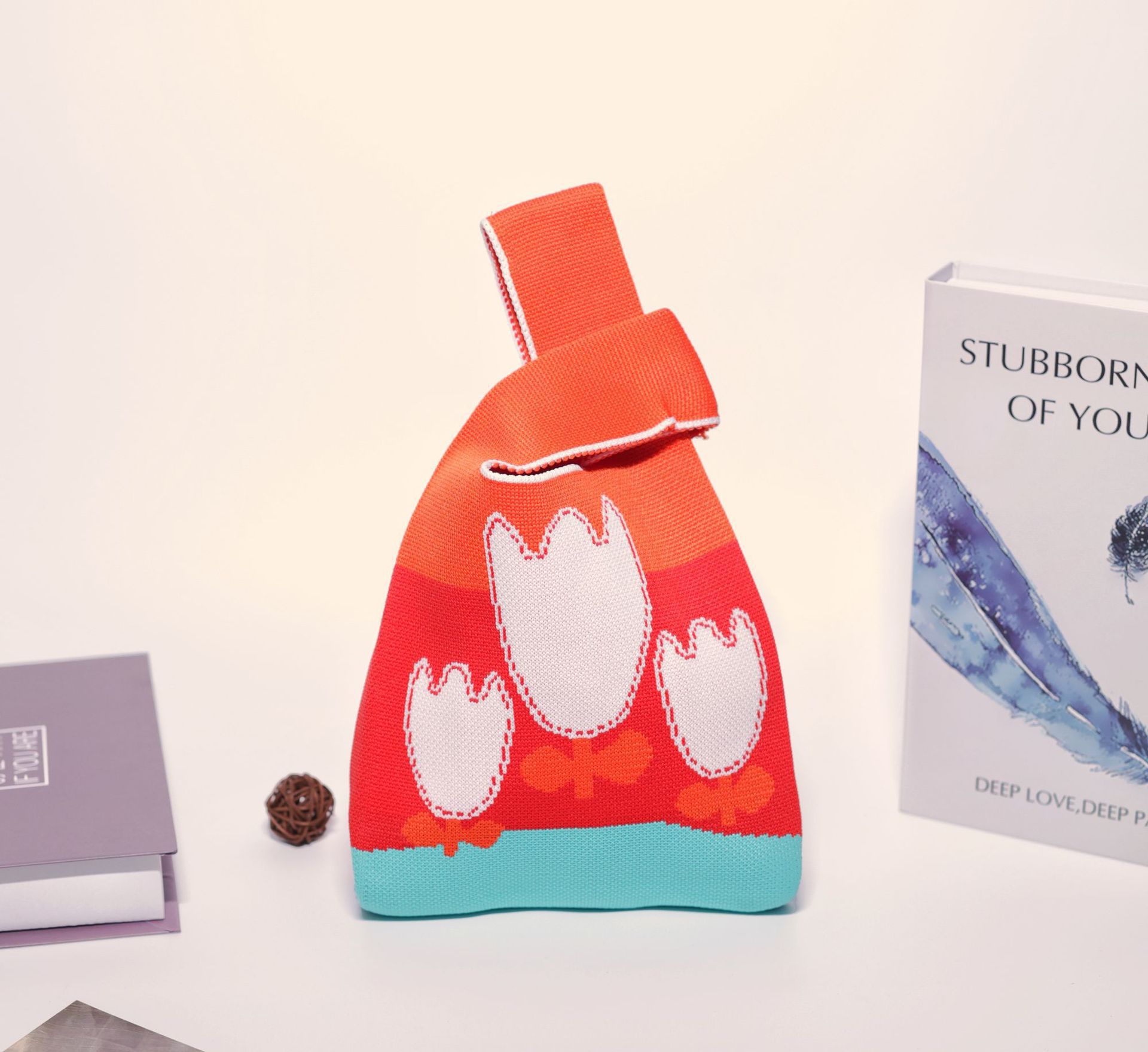 오렌지와 레드 컬러의 작은 꽃