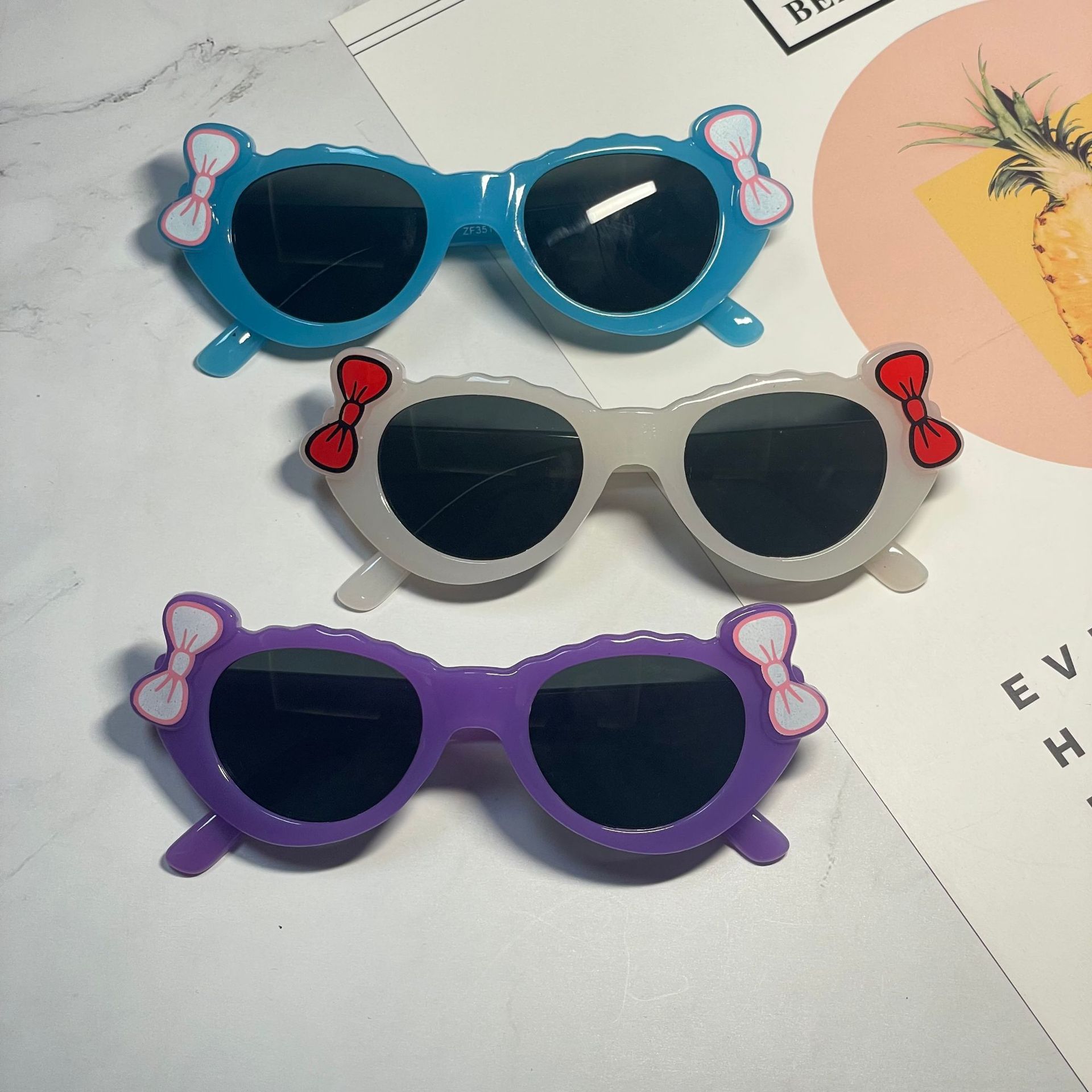 Cartoon children's glasses with bow