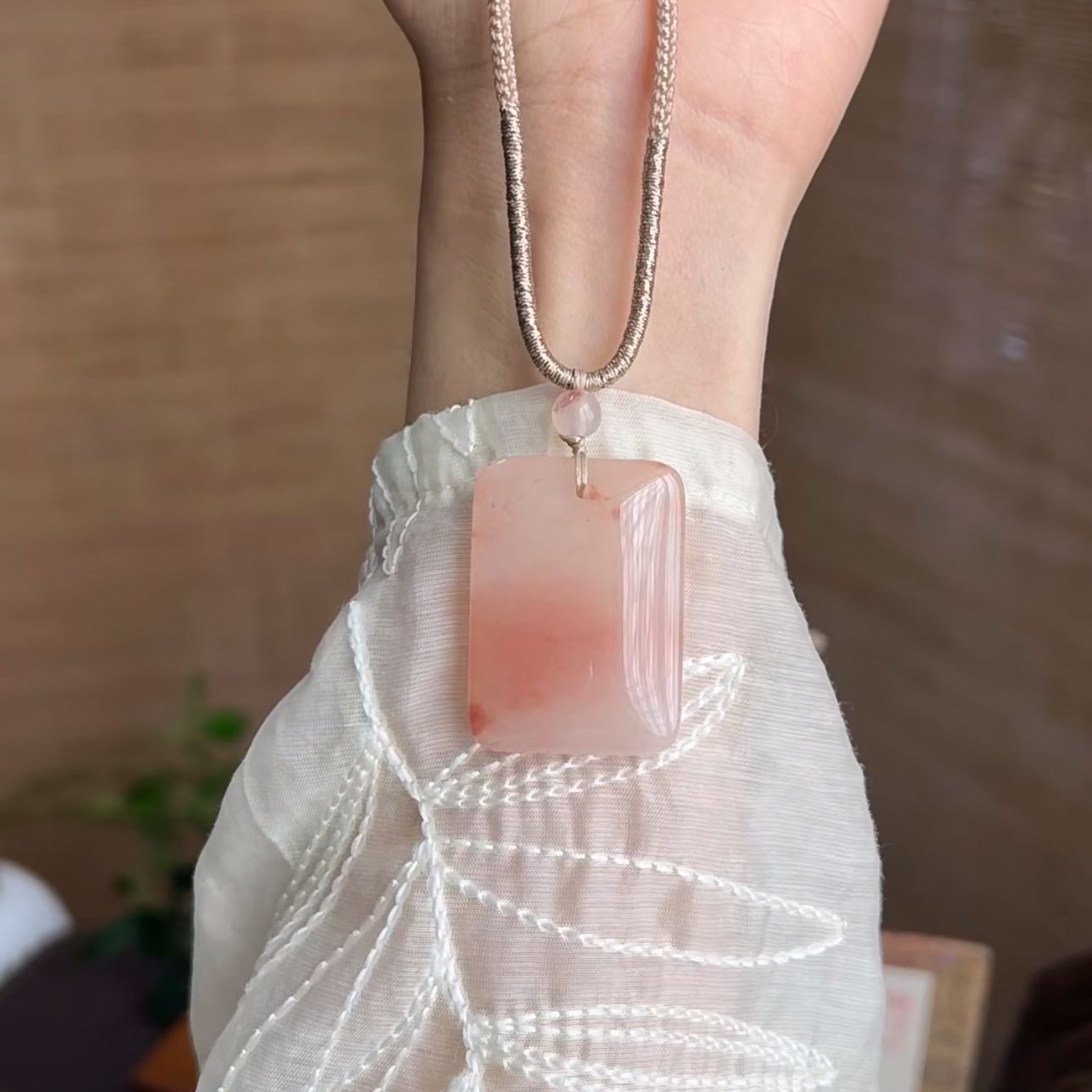 批发新疆金丝玉桃花酿无事牌吊坠樱花粉桃花酿月亮项链吊坠热销款