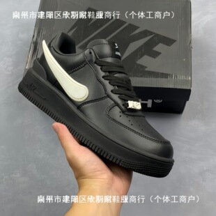 ���＃ԭ��܊һ̖AF1[AMBUSH]��С�w���͎����e��ЬУ�@��Ů��