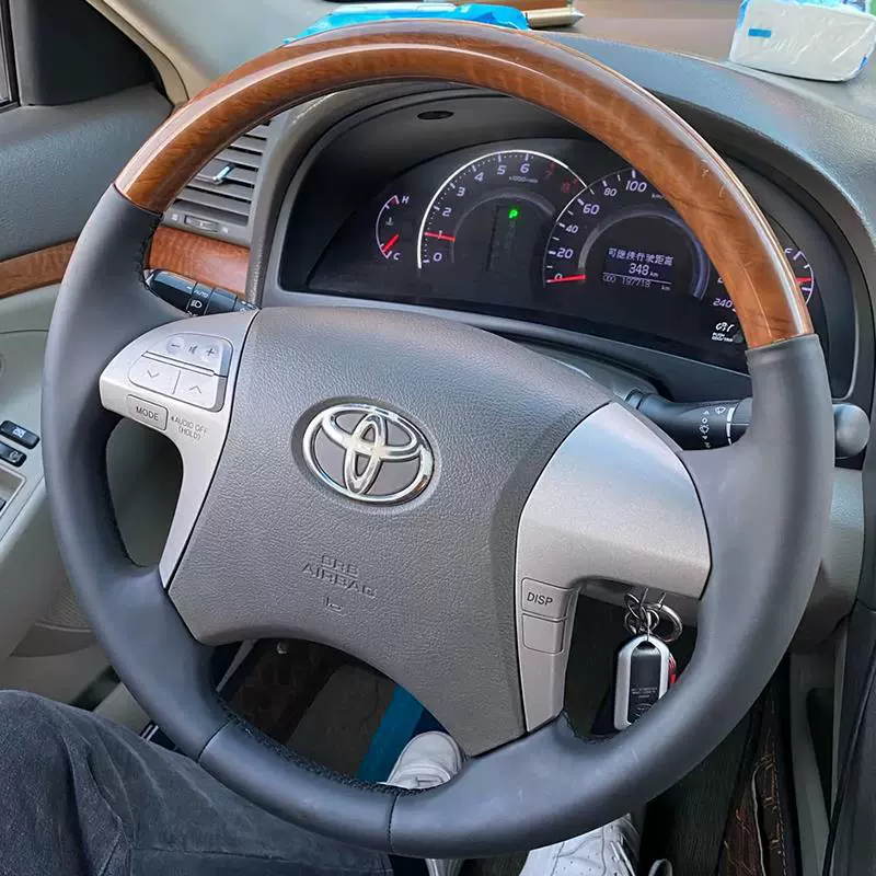 06-08-11 Toyota Camry шестого поколения — кожаный чехол на руль, специальная оплётка, пошив в комплекте (полупакет)