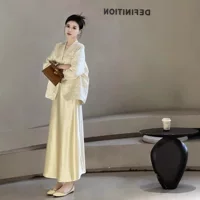 Пятно для весны 2025 года носить полный набор уникальных и красивых новых китайских костюмов желтой куртки и юбки