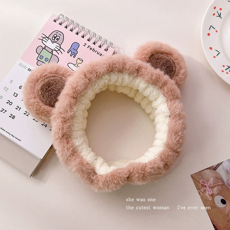 顔を洗って髪を洗って新型の少女の韓国の化粧をつけてマスクの専用のカチューシャをつけます。