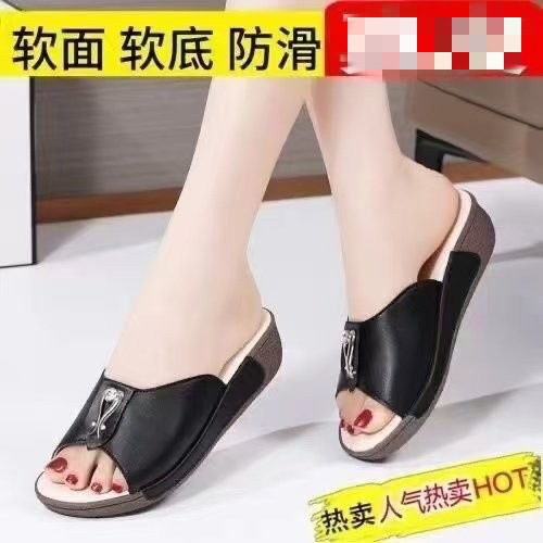 Zapatillas para mujeres 06 nuevo verano para salir suave antideslizante de moda para aumentar el ocio de madres de mediana edad zapatillas