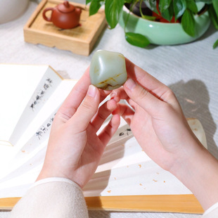 Boutique Xinjiang Hotan Seed Material Raw Stone Pores Clear Texture, Oily, Delicate, Feel Comfortable, Simple and Natural Shape