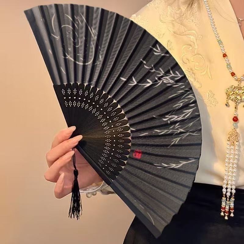 新しい中国式の折り畳み扇子の古風な夏の漢服の女性のチャイナドレスのダンスの扇子は携帯して写真を撮ります。|undefined